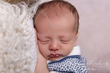 Load image into Gallery viewer, Newborn In-home Experience (4 hour In-home Session)
