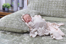 Load image into Gallery viewer, Newborn In-home Experience (4 hour In-home Session)
