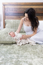 Load image into Gallery viewer, Newborn In-home Experience (4 hour In-home Session)
